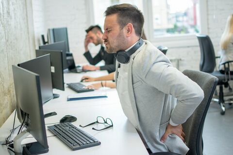 Langes Verharren in der gleichen Position führt zu starken Muskelverspannungen.