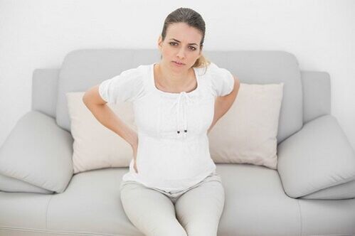 Während der Schwangerschaft leiden Frauen häufig unter Schmerzen im unteren Rückenbereich.