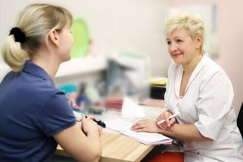 Zur Diagnose von Rückenschmerzen im Lendenwirbelbereich sollten Sie einen Therapeuten aufsuchen.